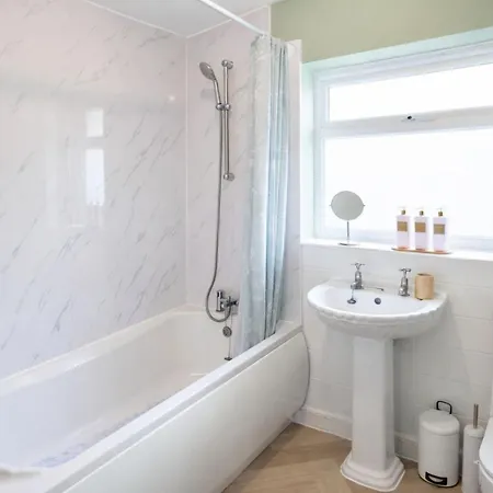 بيت للعطل 3br Near Centre, Free Parking & Wifi *