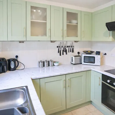 3br Near Centre, Free Parking & Wifi