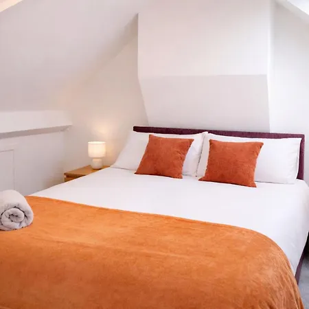 3br Near Centre, Free Parking & Wifi