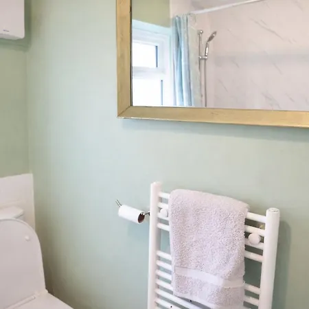 3br Near Centre, Free Parking & Wifi