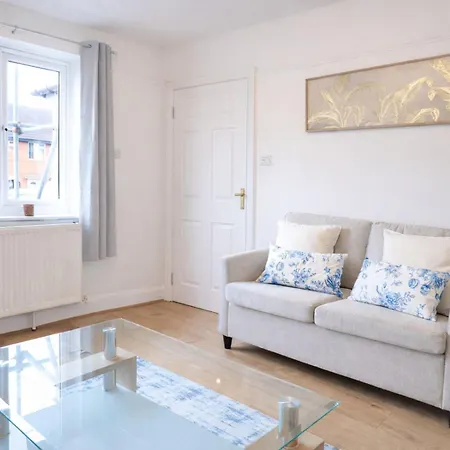 3br Near Centre, Free Parking & Wifi