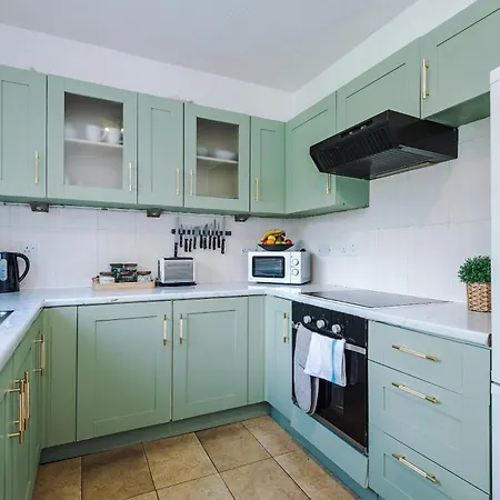 3br Near Centre, Free Parking & Wifi Holiday home