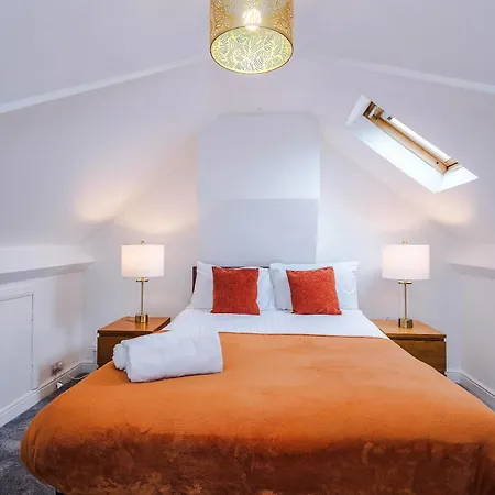 Holiday home 3br Near Centre, Free Parking & Wifi *