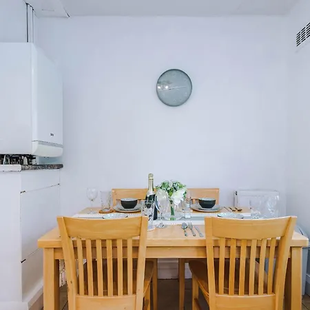 3br Near Centre, Free Parking & Wifi *