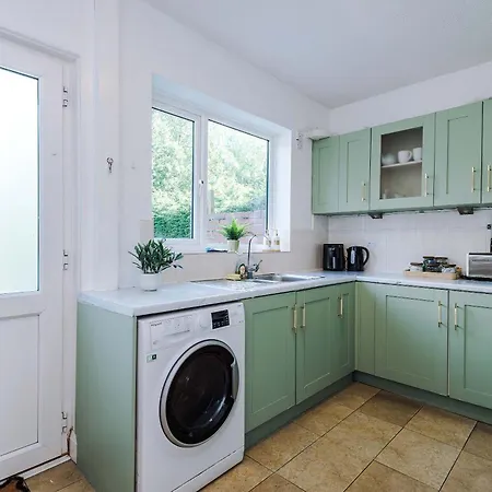 3br Near Centre, Free Parking & Wifi *