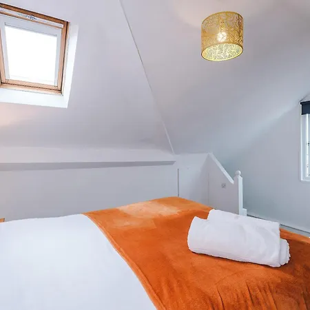3br Near Centre, Free Parking & Wifi *