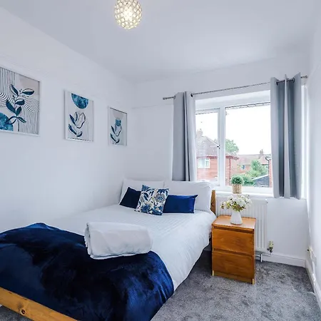 Holiday home 3br Near Centre, Free Parking & Wifi