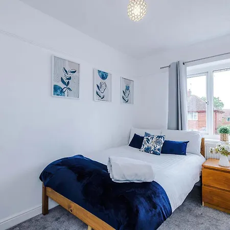 Holiday home 3br Near Centre, Free Parking & Wifi *