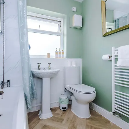 3br Near Centre, Free Parking & Wifi Holiday home