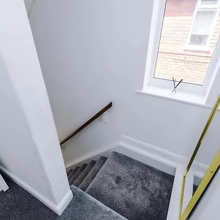 3br Near Centre, Free Parking & Wifi *