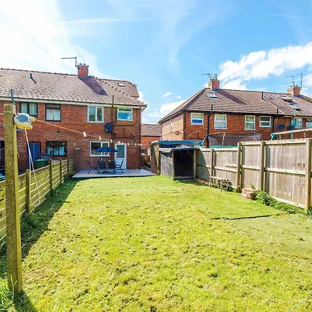3br Near Centre, Free Parking & Wifi Holiday home