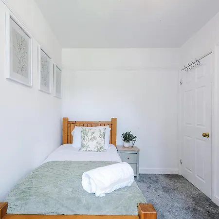 3br Near Centre, Free Parking & Wifi Semesterbostad