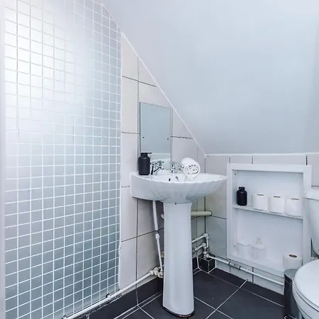 Semesterbostad 3br Near Centre, Free Parking & Wifi