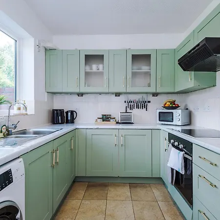 3br Near Centre, Free Parking & Wifi