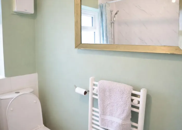 3br Near Centre, Free Parking & Wifi