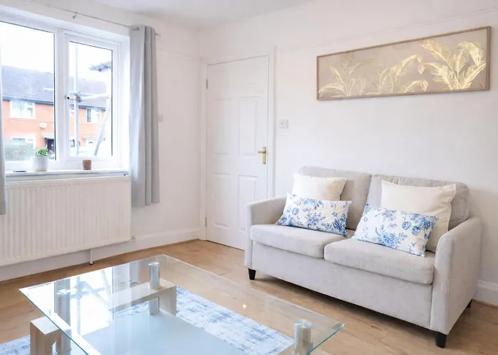 3br Near Centre, Free Parking & Wifi