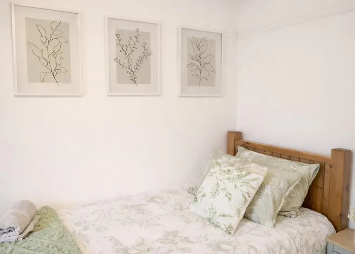 3br Near Centre, Free Parking & Wifi *