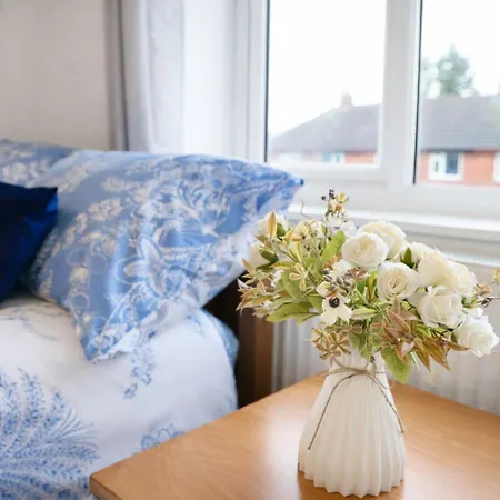 3br Near Centre, Free Parking & Wifi