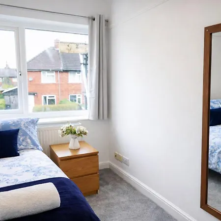 3br Near Centre, Free Parking & Wifi Holiday home