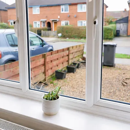 Holiday home 3br Near Centre, Free Parking & Wifi *