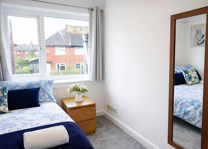 3br Near Centre, Free Parking & Wifi Holiday home
