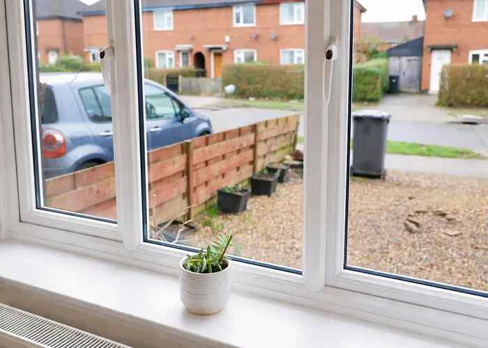 Holiday home 3br Near Centre, Free Parking & Wifi *